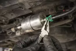 Automobilio kuro filtro keitimas: išsamus vadovas ir patarimai